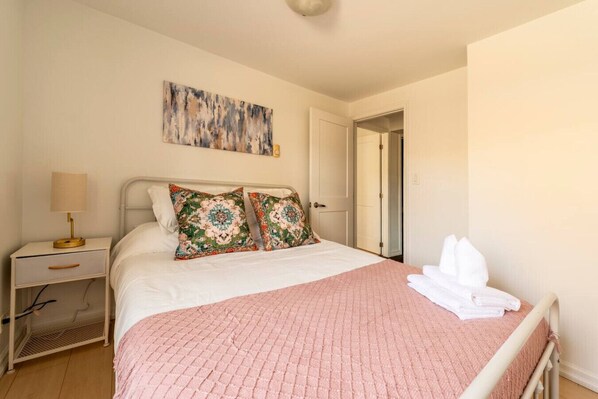 2 bedrooms, desk, iron/ironing board, free WiFi - Cozy 2BR Apt near Downtown | Free Parking & Wi Fi (Greater Sudbury)