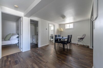 Cozy 2BR Apt near Downtown | Free Parking & Wi Fi