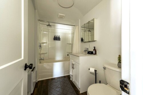 Cozy 2BR Apt near Downtown | Free Parking & Wi Fi