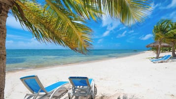 På stranden, liggestole, badehåndklæder