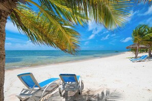 Am Strand, Liegestühle, Strandtücher