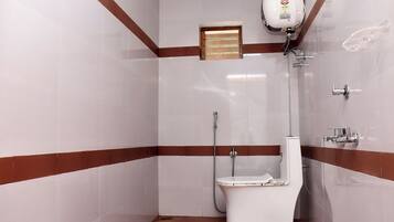 Dobbeltrom | Bad | Dusj, regndusjhode, håndklær og såpe