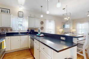House, Multiple Beds, Pool Access, Pool View (182 Dalton Dr) | Private kitchen | Fridge, microwave, oven, stovetop