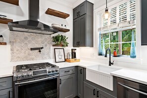 冷蔵庫、電子レンジ、オーブン、コンロ