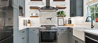 Casa Palmeras - Heated Pool, Mins to DT + Beach