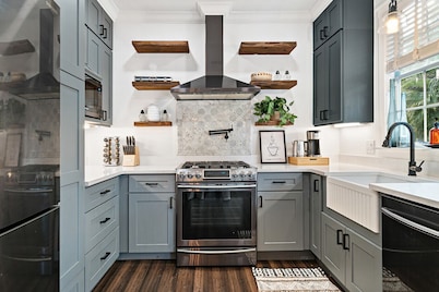 Casa Palmeras - Heated Pool, Mins to DT + Beach