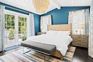 3 bedrooms, desk, iron/ironing board, travel crib