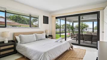 3 habitaciones, tabla de planchar con plancha y cuna de viaje