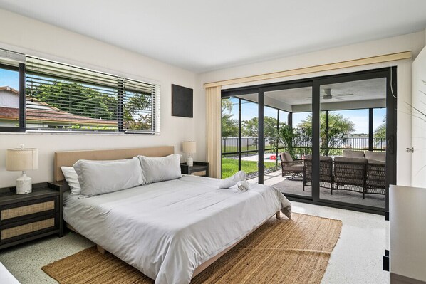 3 habitaciones, tabla de planchar con plancha y cuna de viaje