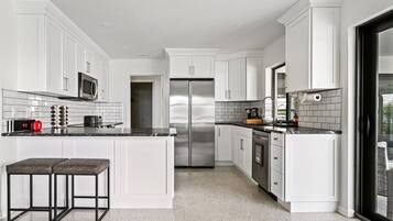 Refrigerador, microondas, horno y parrilla de estufa