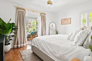 3 bedrooms, travel crib, free WiFi, bed sheets - Private pool retreat near downtown & beach (West Palm Beach)