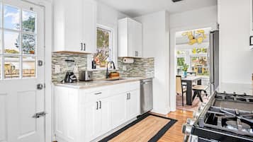 Køleskab, mikrobølgeovn, ovn, kogeplade