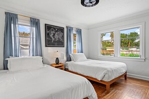 3 habitaciones, escritorio y tabla de planchar con plancha 