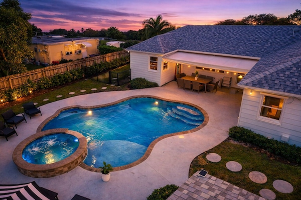 Private pool oasis — dive in and relax under the Florida sun ☀️🌴