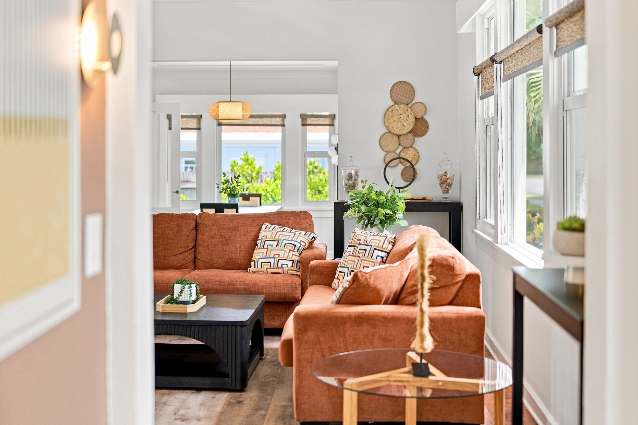 Een moderne woonkamer met een bank, een salontafel en een bijzettafeltje.