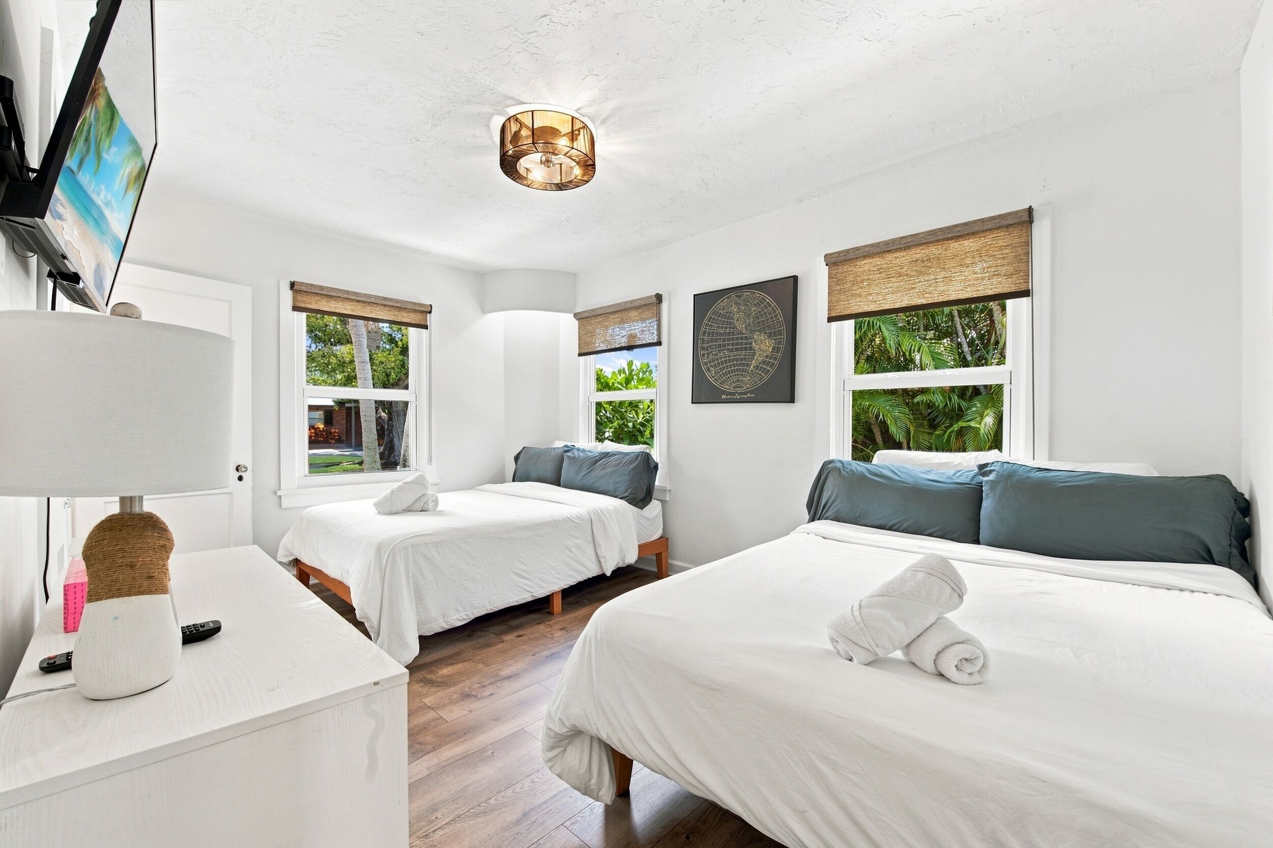 3 soverom, skrivebord, strykejern/-brett og reiseseng for barn