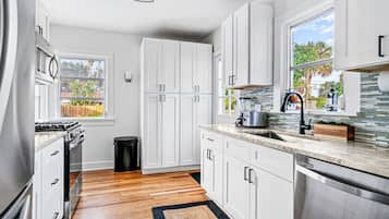 Køleskab, mikrobølgeovn, ovn, kogeplade