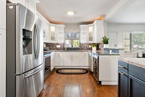 Jääkaappi, mikroaaltouuni, uuni, liesi