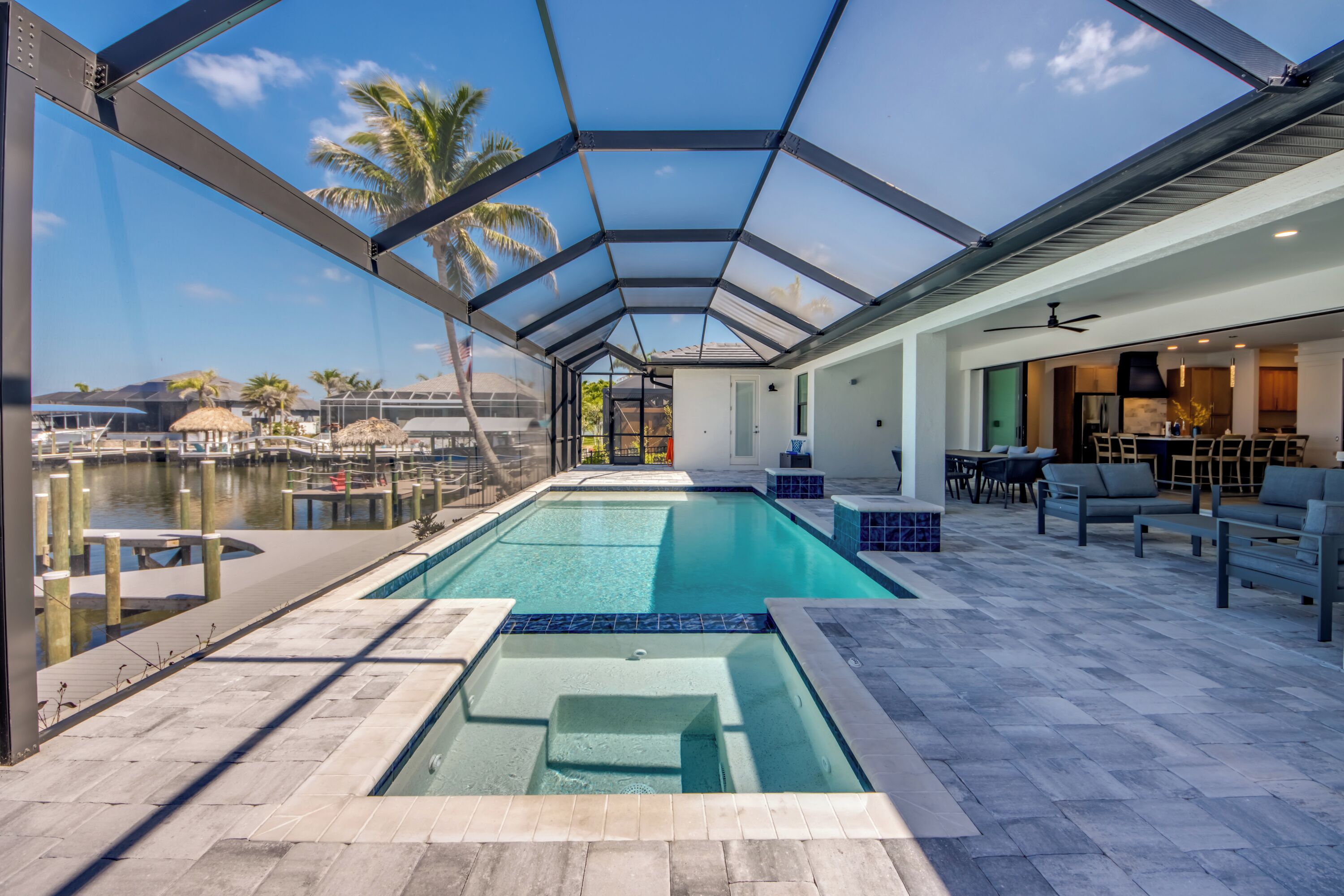 Utendørsbasseng og et oppvarmet basseng