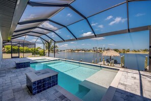 Una piscina al aire libre, una piscina climatizada