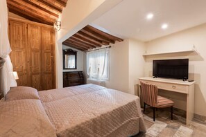 3 chambres, fer et planche à repasser, Wi-Fi, draps fournis