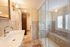 Douche, sèche-cheveux, serviettes fournies, savon