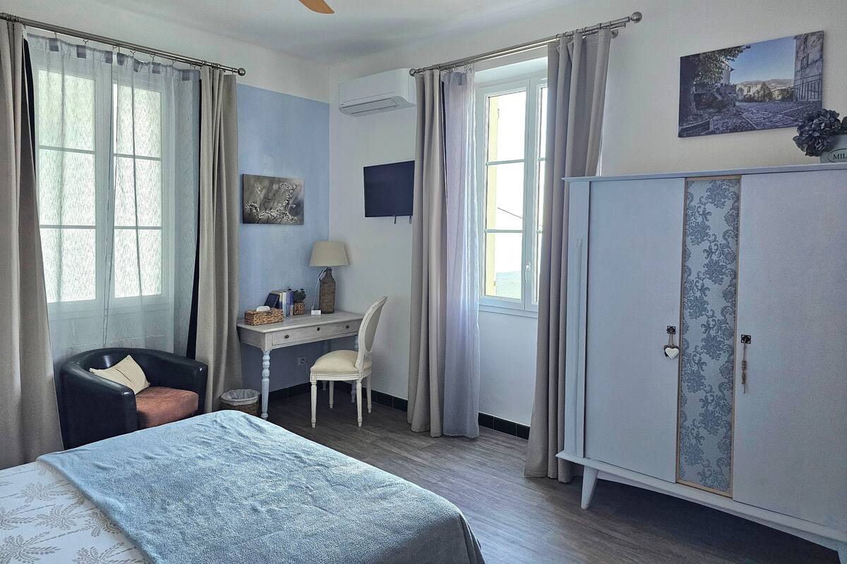Kamar Double Comfort, 1 Tempat Tidur Queen, pemandangan laut | Wi-Fi gratis