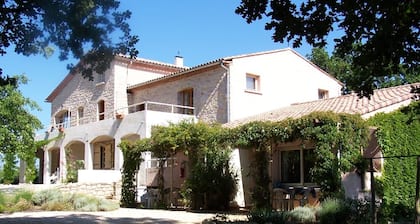 Huswell - Rustic G te With Pool in Southern France