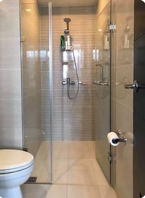 Douche, sèche-cheveux, bidet, serviettes fournies