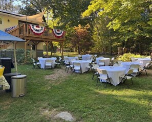 Outdoor dining - Spacious 4-bedroom house with AC, WiFi in welcoming Guilford (Guilford)