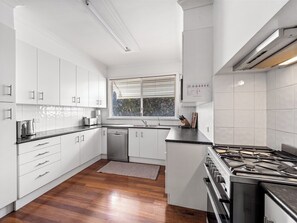 Frigorífico, microondas, horno y placa de cocina