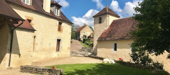 Le Balcon du Morvan. Quiet rural farm with stunning view. Close to Vezelay.