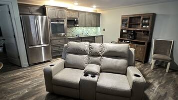 TV connectée, cheminée, livres