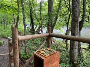 Ein Holzzaun mit einer kleinen Holzhütte, in der ein Brettspiel liegt.