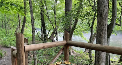 Cozy Riverside Studio in the Heart of Townsend