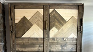 A sliding door with a herringbone pattern and a wooden finish. - Cozy Riverside Studio in the Heart of Townsend (Townsend)