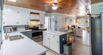 Fire Pit, Screen Porch, One-level, Dogs and Cats! KD0509