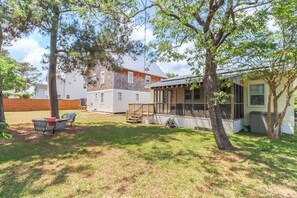 Outdoor dining - Fire Pit, Screen Porch, One-level, Dogs and Cats! KD0509 (Kill Devil Hills)