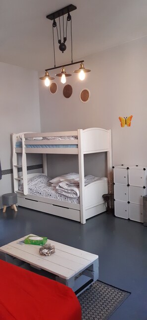 Iron/ironing board, WiFi, bed sheets