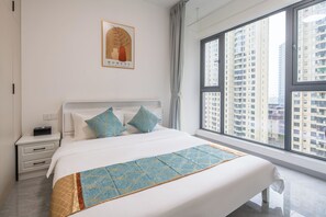 Deluxe 2-bedroom 1-living room suite (kitchen, washing machine, refrigerator, microwave oven) | Desk, laptop workspace, blackout curtains, iron/ironing board