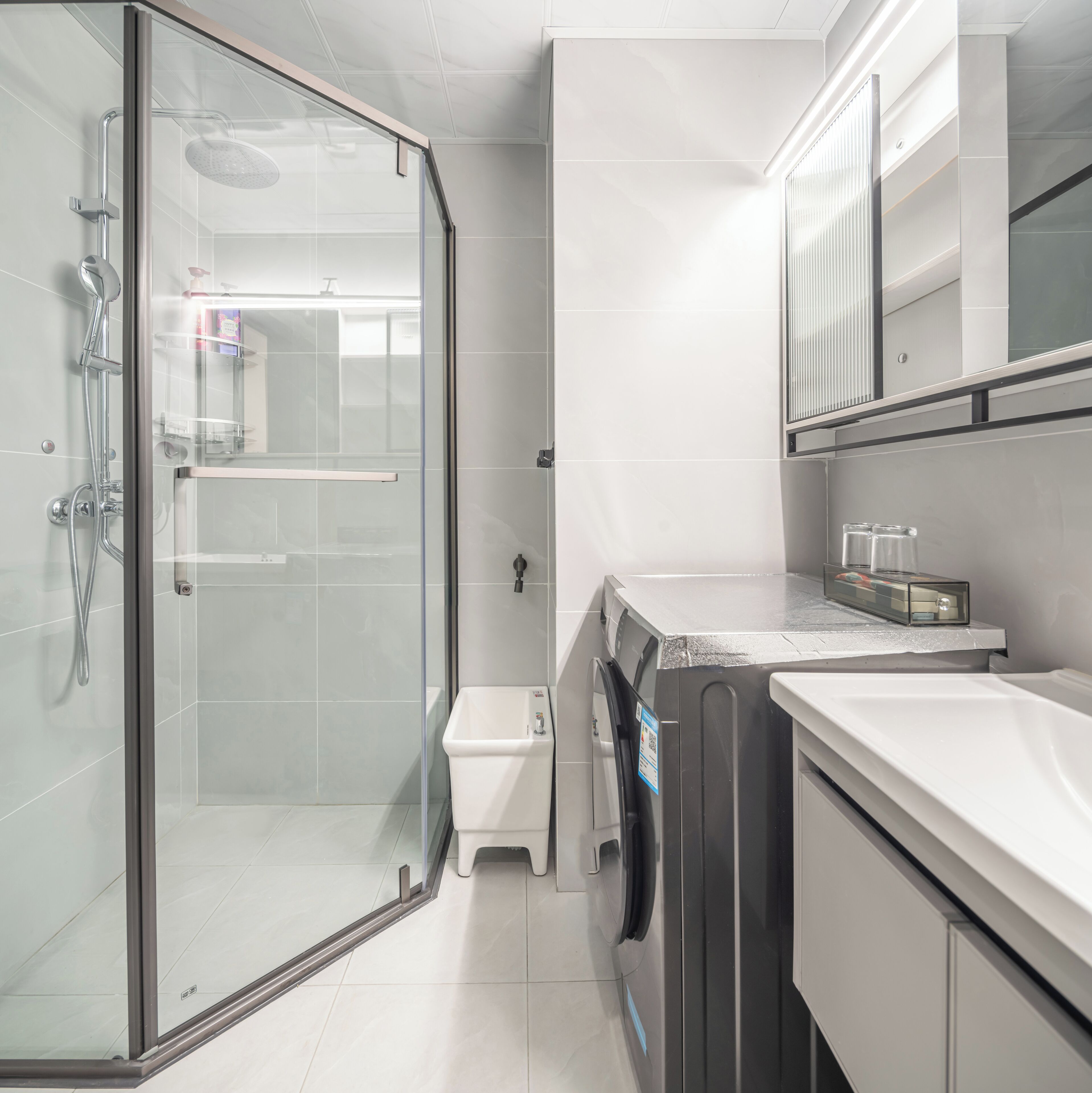 Deluxe 2-bedroom 1-living room suite (kitchen, washing machine, refrigerator, microwave oven) | Badeværelse | Bruser, gratis toiletartikler, hårtørrer, hjemmesko