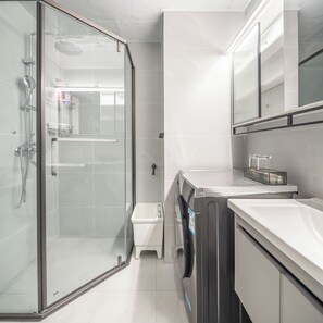 Deluxe 2-bedroom 1-living room suite (kitchen, washing machine, refrigerator, microwave oven) | 浴室 | 淋浴设施、免费洗浴用品、吹风机、拖鞋