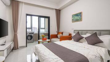 Deluxe King Room (kitchen, washing machine, refrigerator, microwave oven) | Desk, laptop workspace, blackout drapes, iron/ironing board