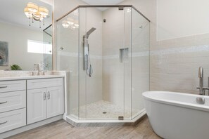 Shower, hair dryer, towels - Summer House @ Cinnamon Beach - Private Heated Pool (Palm Coast)
