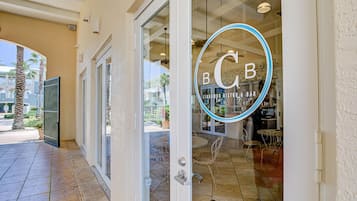 تناول الطعام بالخارج