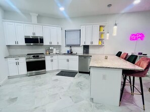 Mikrowelle, Ofen, Herdplatte, Geschirrspüler