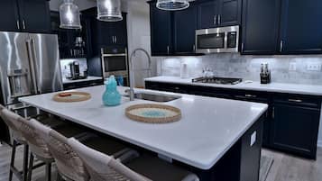 Frigorífic, microones, forn i placa de cuina