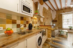 Réfrigérateur, four à micro-ondes, un four, surface de cuisson