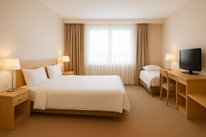 Luxe beddengoed, een minibar, een bureau, een laptopwerkplek