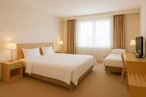 Klassieke tweepersoonskamer, voor 1 persoon, uitzicht op de stad | Luxe beddengoed, een minibar, een bureau, een laptopwerkplek